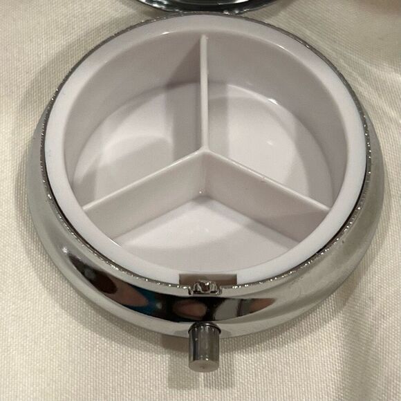 Alice in Wonderland Travel Pill Box 3 Compartment Medicine Pill Case Metal NWT - Picture 6 of 6